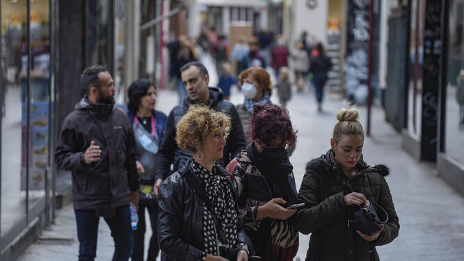 Gente sin mascarilla por el centro de Sevilla