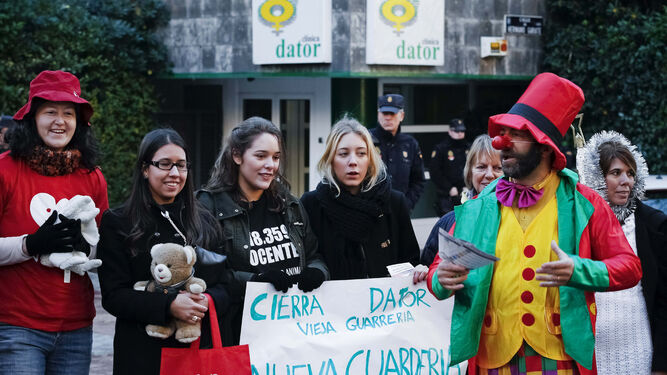 Un grupo de mujeres manifestándose delante de una clínica abortiva