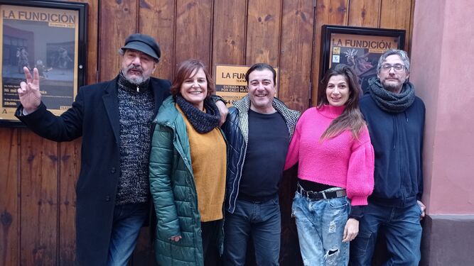 Pepe Quero, Sofía Aguilar, Juanjo Macías, Cristina Almazán y José María Peña en las puertas del Teatro La Fundición