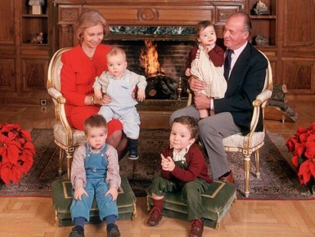 En 2001, los entonces Reyes con sus cuatro primeros nietos: Froil&aacute;n, Victoria Federica, Pablo y Juan.