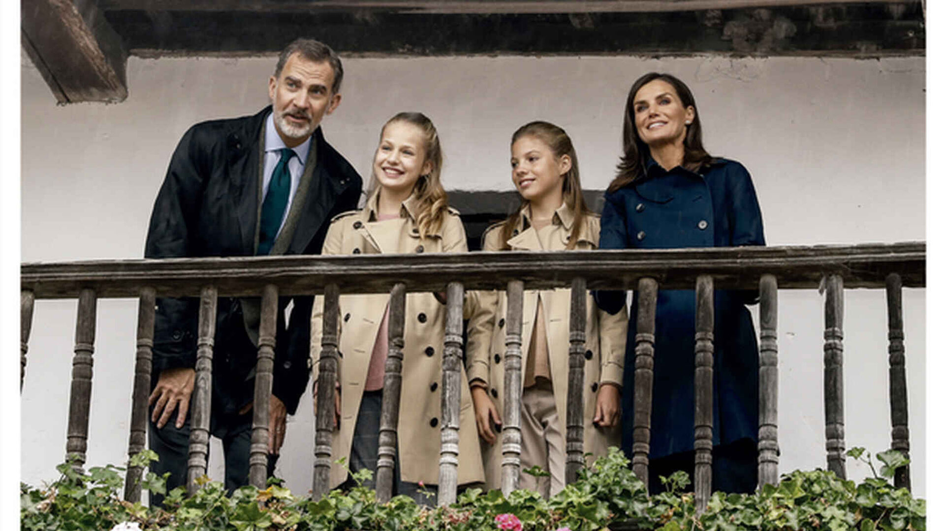 Los Reyes y sus hijas, en 2019, en el 'Pueblo Ejemplar' de Asturias de ese a&ntilde;o.