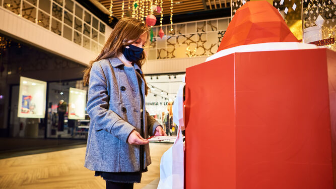 En Sevilla Fashion Outlet se han instalado buzones mágicos para entregar las cartas a Papá Noel y los Reyes Magos.