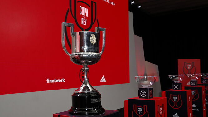 Imagen del trofeo de la Copa durante el sorteo en la sede federativa.