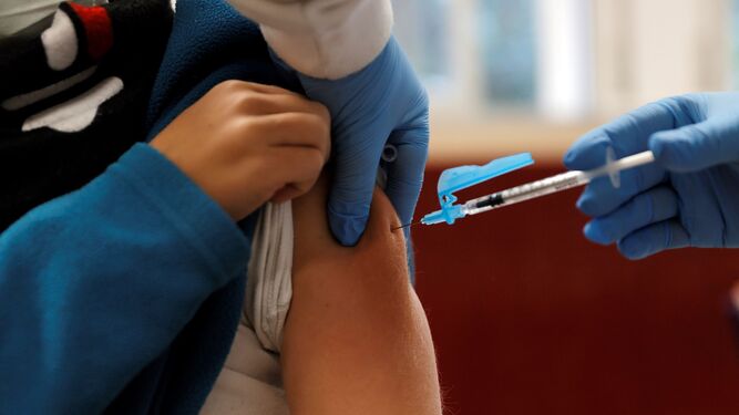 Un menor recibe la vacuna contra el covid.