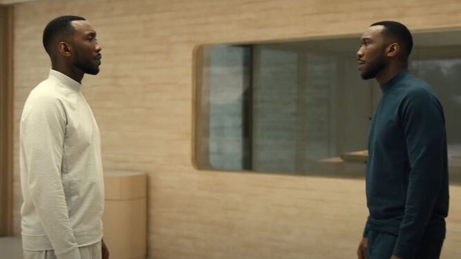Mahershala Ali ante su clon exacto en una imagen del filme.