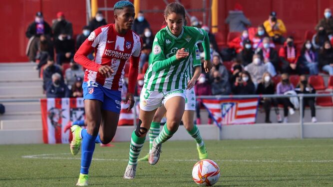 María Valle avanza con el balón durante el partido en el Centro Wanda.