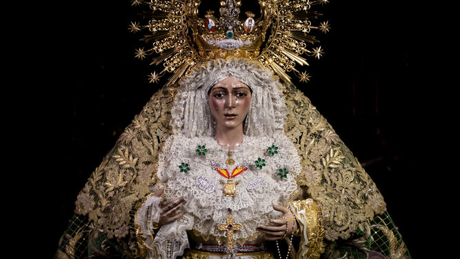 La veneración a la Virgen de la Esperanza Macarena, en imágenes