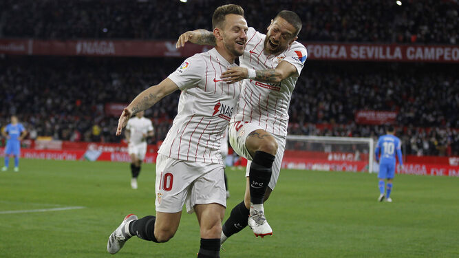 Rakitic celebra un gol del Sevilla FC.