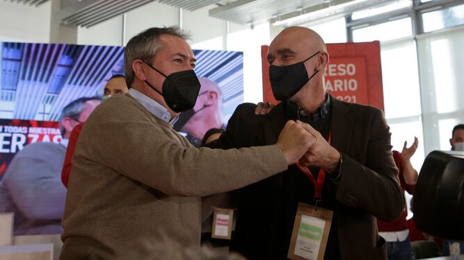 Espadas y Muñoz se abrazan en el congreso provincial del PSOE celebrado en Fibes.