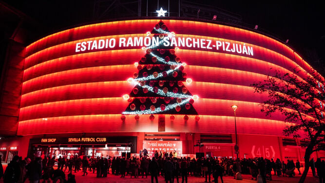 Imagen del árbol de Navidad en la fachada de Gol Sur del Ramón Sánchez-Pizjuán.