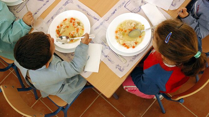 Dos niños almuerzan en un comedor escolar de Sevilla.