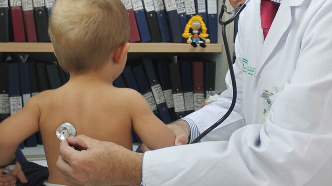Un menor es revisado por un pediatra en consulta.