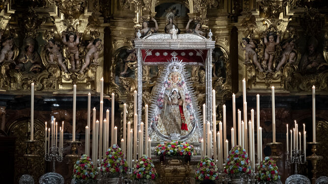 La Virgen del Rocío de Sevilla será venerada al suspenderse su procesión por lluvia