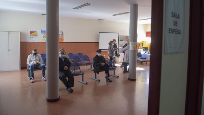 Varios usuarios esperan en la sala de espera de un centro de salud.