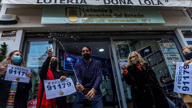Trabajadores de la Administración de Lotería doña Lola en Toledo celebran haber vendido el 91.179
