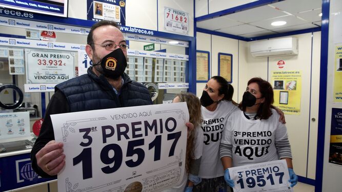 El lotero de la administración número 13 de Almería muestra con orgullo el 19.517