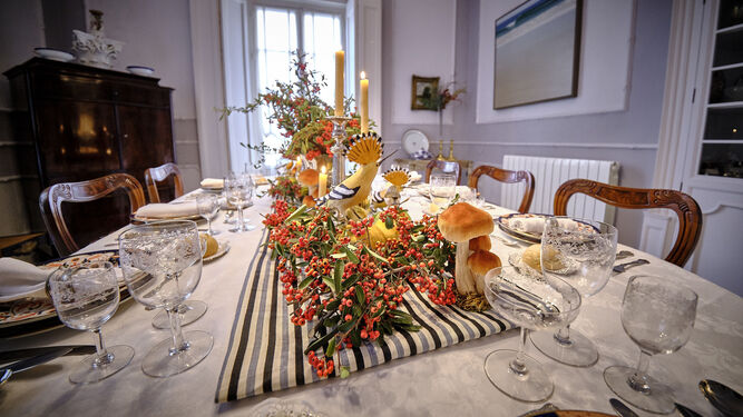Una mesa decorada para la cena de Nochebuena