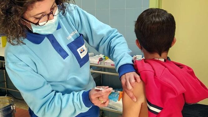 Un menor es vacunado contra el Covid en el centro de salud de Arahal.