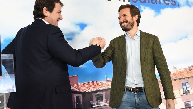 Pablo Casado saluda al presidente de Castilla y León, Alfonso Fernández Mañueco, en un encuentro de presidentes provinciales e insulares del PP.