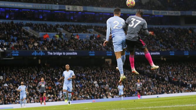 Joao Cancelo pugna en una disputa aérea con el jugador del Leicester Lookman.