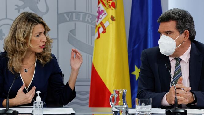 La ministra de Trabajo Yolanda Díaz y el ministro José Luis Escrivá