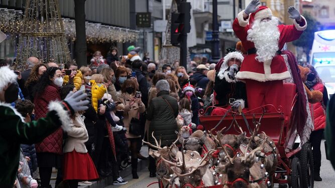 Los animalistas estallan en Oviedo ante un desfile de Papá Noel con renos