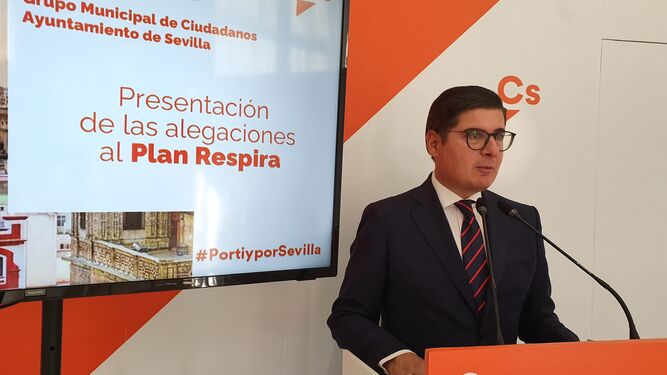 El portavoz de Ciudadanos en el Ayuntamiento de Sevilla, Álvaro Pimentel, el día que presentaron las alegaciones al Plan Respira.