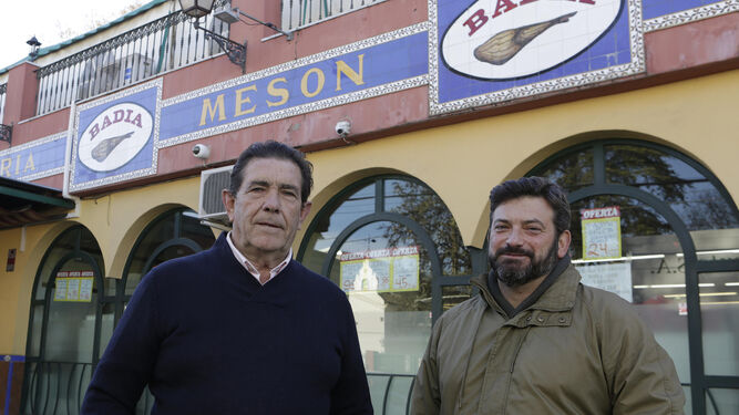 Juan Badía, con su abogado, Ricardo Corzo, en la puerta de uno de los establecimientos de la que era su firma.