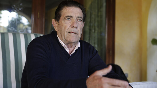 Juan Badía, durante un momento de la entrevista, en su casa de Gines.