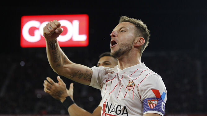 El croata Ivan Rakitic festeja su bello gol al Atlético de Madrid.