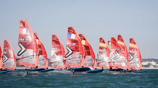 La clase iQFoil arranca en las pruebas disputadas en la bahía de Cádiz.