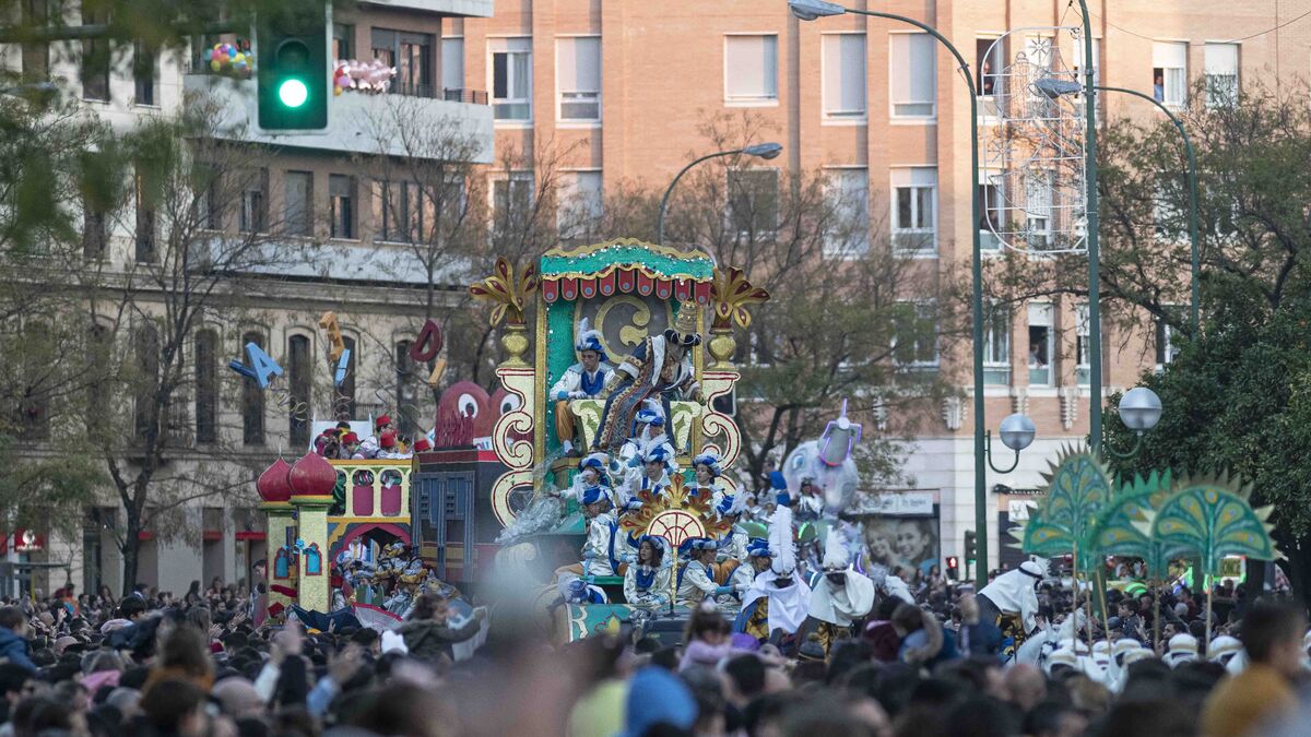 El cortejo de la Cabalgata de Reyes Magos del año 2020 a su paso por la Ronda Histórica.