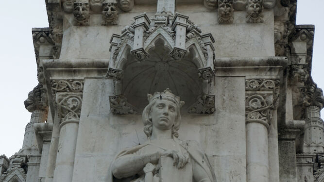 Una estatua de Alfonso X el Sabio en el moumento dedicado a Fernando III en la Plaza Nueva.