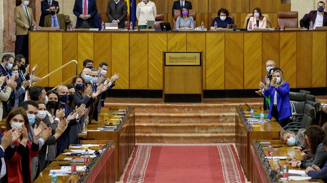 El Gobierno andaluz y los diputados de PP y Cs aplauden en la Cámara tras la aprobación de la ley del suelo