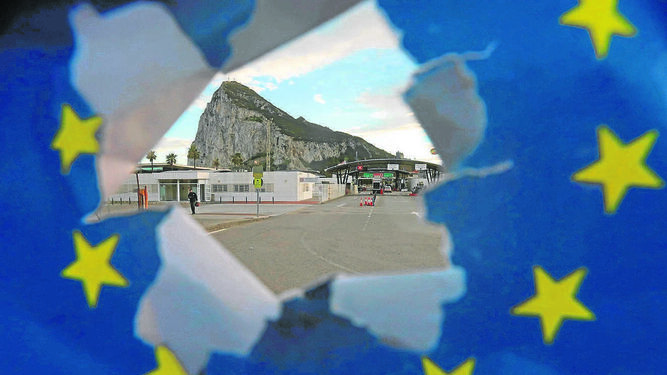 Imagen del Peñón de Gibraltar tras una bandera rota de la UE.