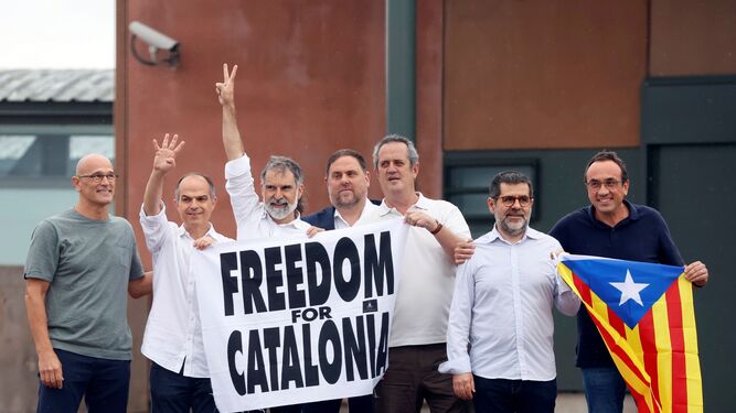 Los líderes del 'procés' posan con una pancarta y 'estelada' tras salir de la cárcel en junio gracias a los indultos.
