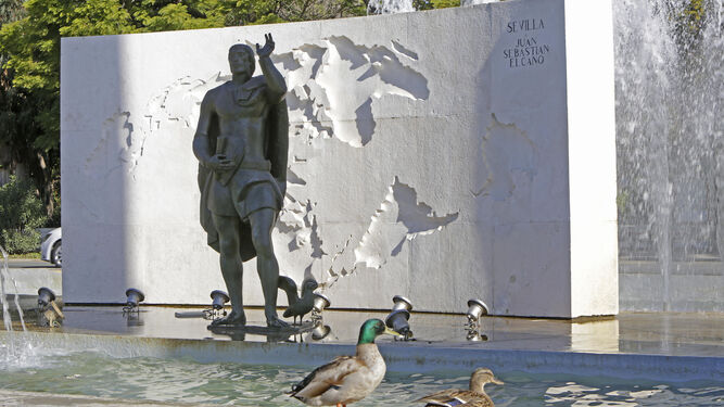 Estatua de Juan Sebastián Elcano frente puente de las Delicias.