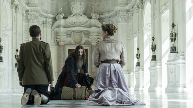 Rhys Ifans, un delirante Rasputín en esta nueva entrega de 'The King's Man'.