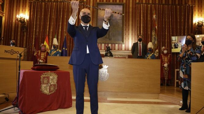 Antonio Muñoz posa con el bastón de mando tras ser elegido alcalde de Sevilla.