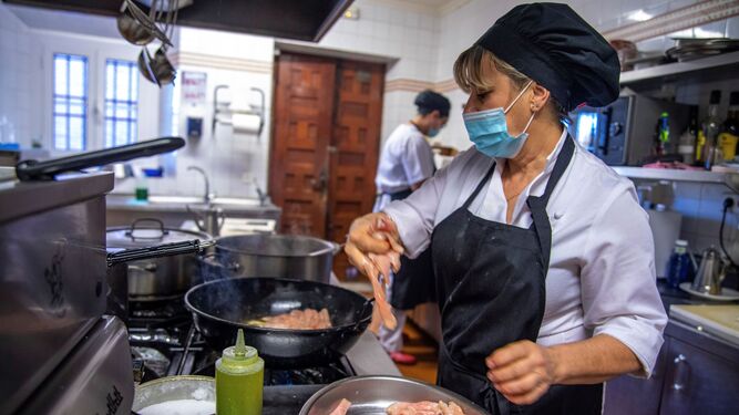 Una mujer trabaja en la cocina de un restaurante