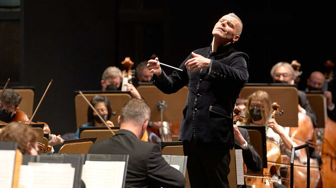 Sebastian Perlowski dirigiendo a la ROSS en el Concierto de Año Nuevo