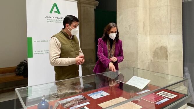 Susana Cayuelas observa parte de los documentos vinculados a la Fábrica de Vidrio en el Archivo Histórico Provincial.