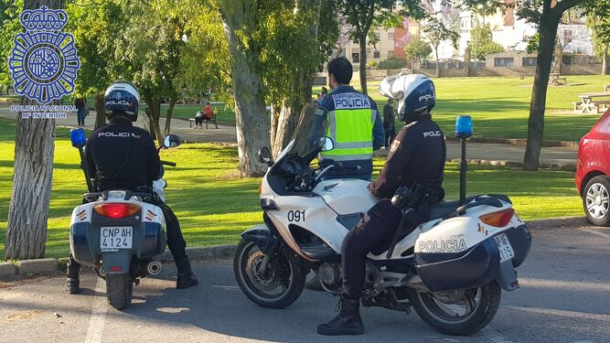 La Policía Nacional vigila uno de los parques donde habría actuado el detenido.