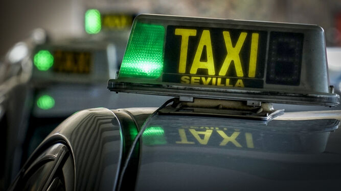 El distintivo verde del taxi libre.