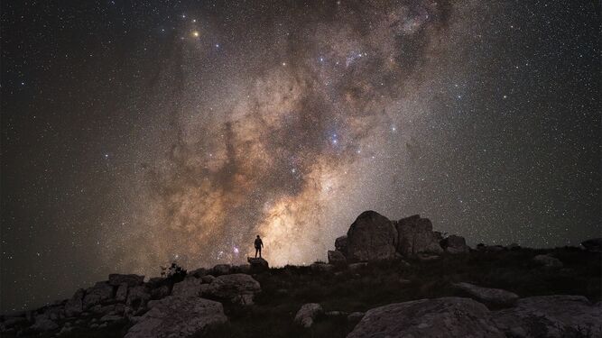 Un hombre contempla el cielo estrellado