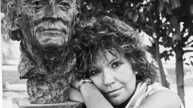 María Luisa Seco a mediados de los años 80 con el busto de Félix Rodríguez de la Fuente