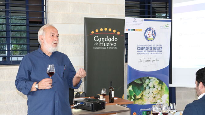Manuel Infante en un  acto de promoción de los vinos de las DDOO del Condado de Huelva.