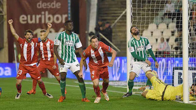 Kryochowiak celebra el segundo gol del Sevilla en Heliópolis en el último antecedente copero.