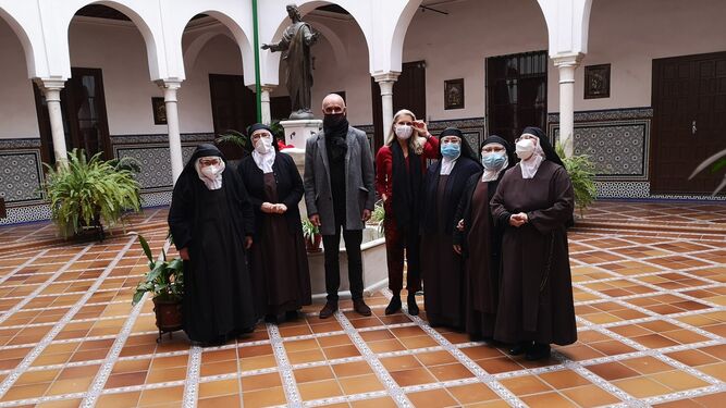El alcalde Antonio Muñoz junto a las monjas del convento de Santa Ana.