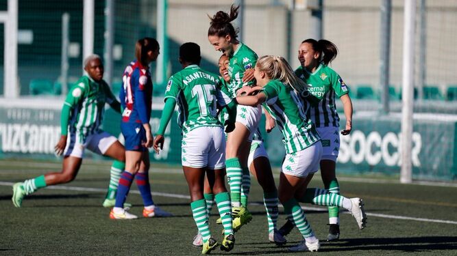 Las jugadoras del Betis Féminas celebran el gol de Eva Llamas.